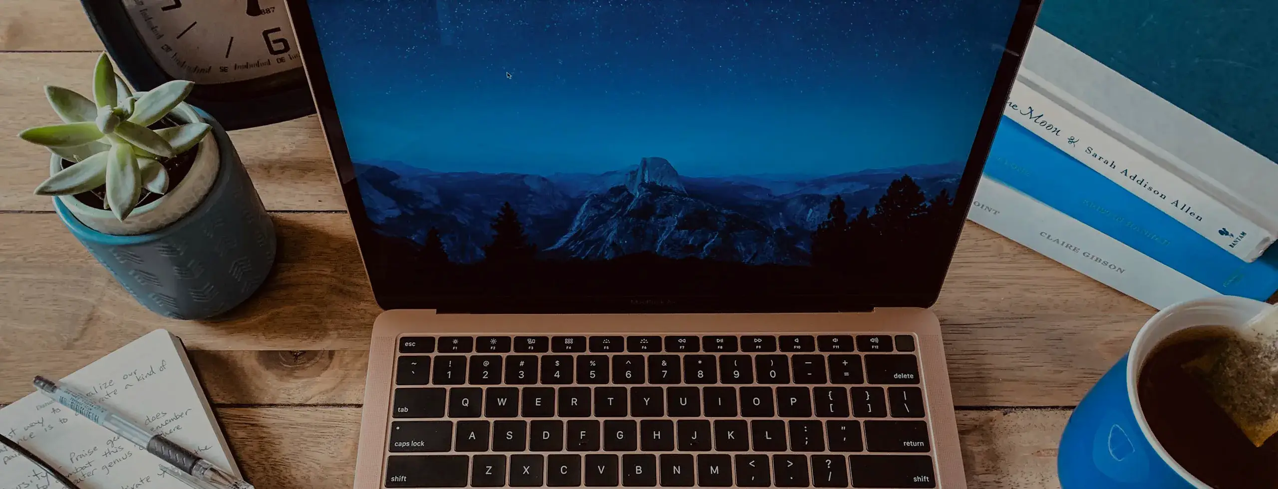 Laptop_onDesk_30prcntTint Laptop_onDesk_30prcntTint
